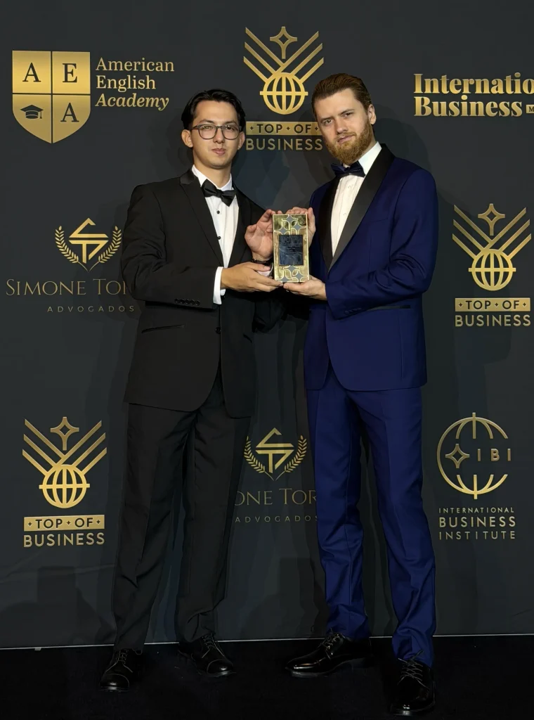 Giovane Telli e Matt Espinola, fundadores da TelliCoJus, recebendo o prêmio Top of Business
