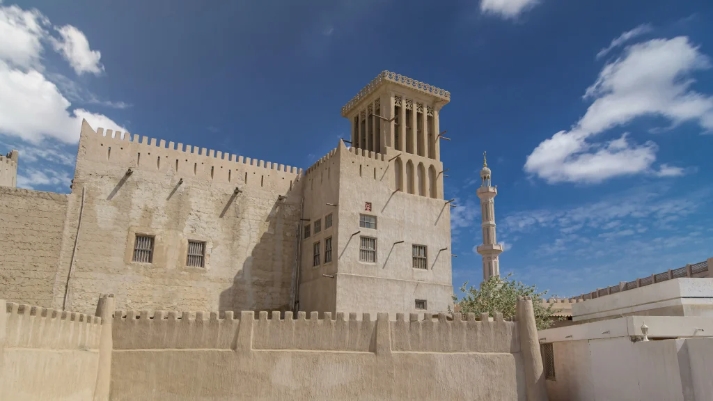Forte histórico no Museu de Ajman hiperlapso com céu azul, Emirados Árabes Unidos.